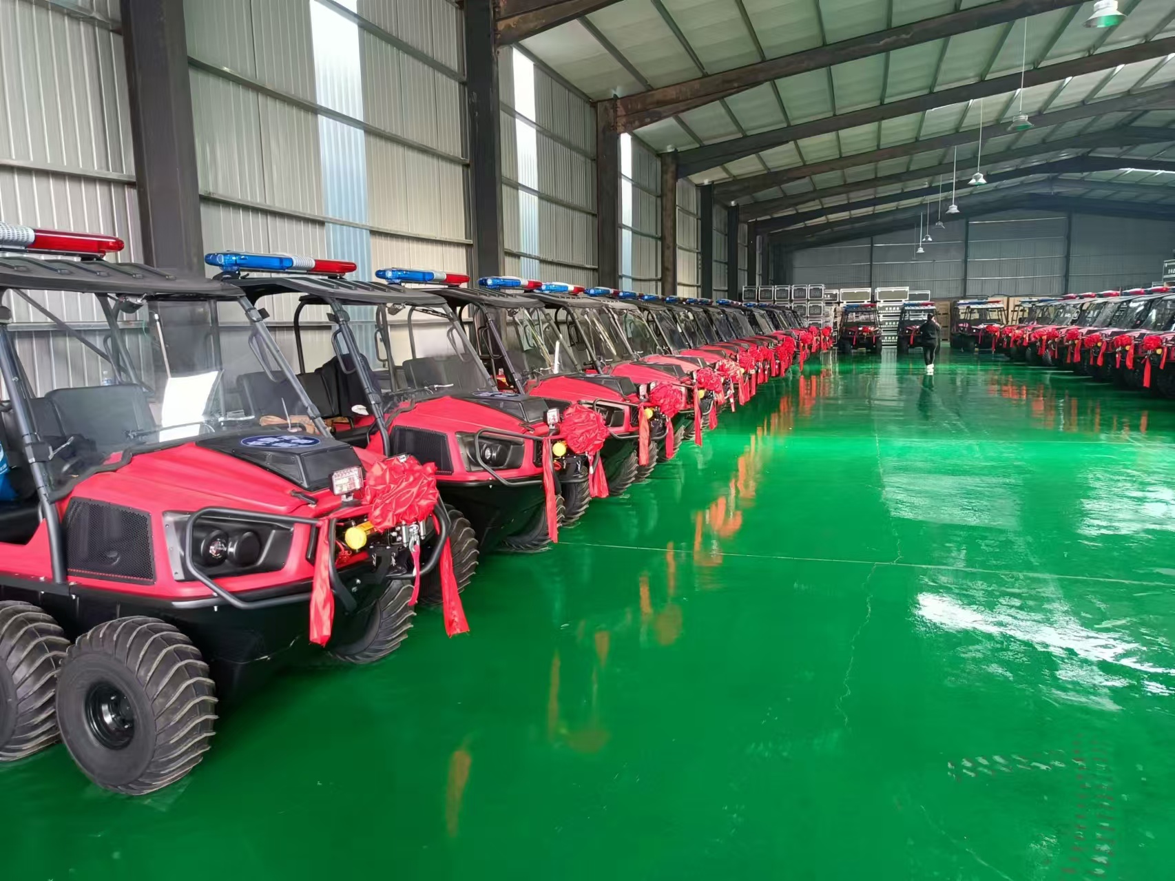 祝賀！河北五星“國債資金應(yīng)急救援能力提升工程項目”中標(biāo)的55輛“水陸兩棲車”列隊完畢，準(zhǔn)備發(fā)貨！